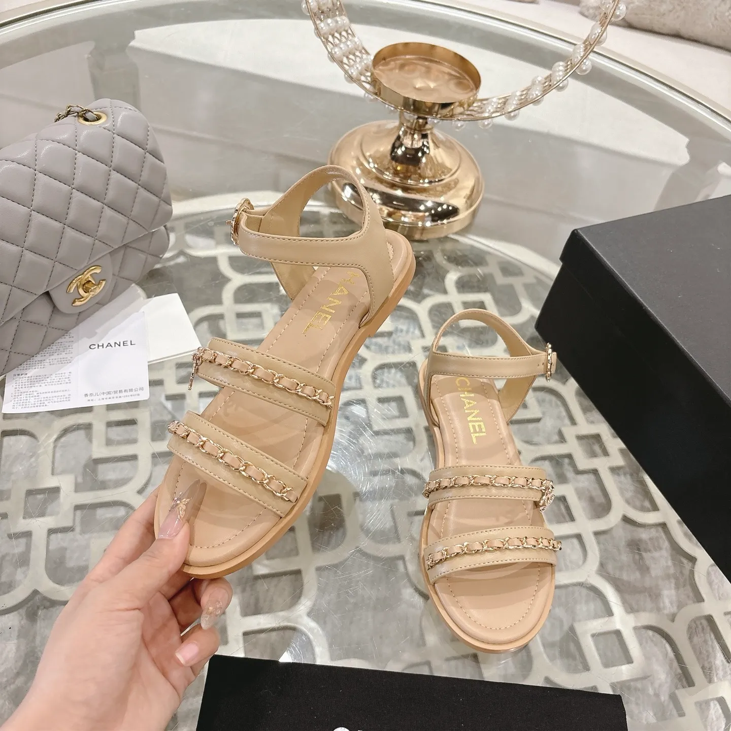 👟👟Ex-factory price 560👟👟Chanel Xiaoxiang 2025ss spring and summer latest catwalk fashion chain decoration top quality! Accurate to 1:1, light luxury without tiring the feet, the upper foot can be matched with spring and summer clothes at will, highlighting texture and taste, simple yet luxurious appearance, even if it is just a pair of sandals, it is definitely a must-have pair in the summer shoe cabinet. Upper: imported lambskin. Lining: imported sheepskin lining. Outsole: original customized outsole. Size: 35-40 (40.41.42 custom-made, non-returnable)